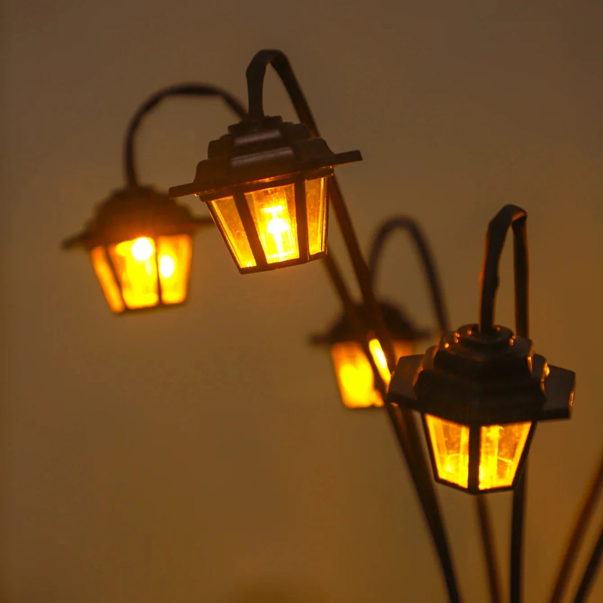 Solar Retro Street Lamp Light - 6 LED IP44 Warm White Garden & Courtyard Lantern